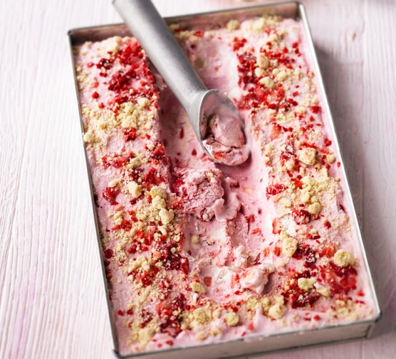 Strawberry Icecream with freeze dried strawberry flakes